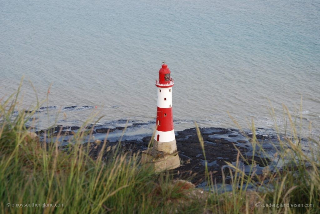 Beachy Head (East Sussex) - The lighthouse built in 1902 is 43 meters high. Its light is visible over 26 nautical miles (42 km).