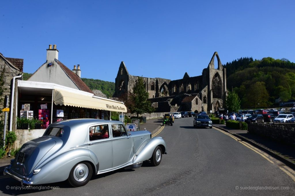 Tintern Abbey mit britischer Oberklassenlimousine