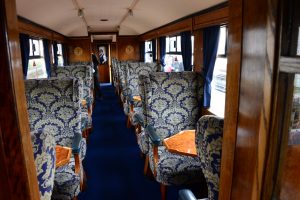 Im inneren eines Zuges der Welsh Highland Railway