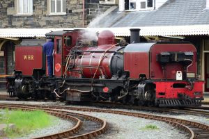 Welsh Highland Railway im Bahnhof von Porthmadog