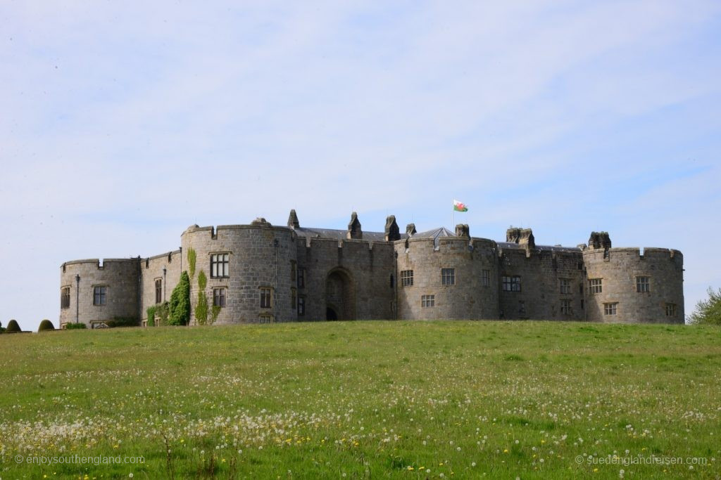 Mächtig drohnt Chirk Castle