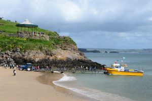 Tenby mit fahrbarem Schiffsanleger