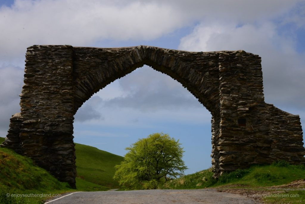 Torbogen im Nichts an der Rhayader Mountain Road